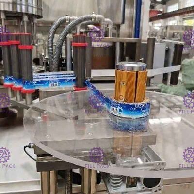 রোটারি ওপিপি বোতল লেবেলার হট গ্লু মেল্ট লেবেলিং মেশিন সরঞ্জাম প্লাস্টিকের বোতল জল কারখানার জন্য লেবেল প্রয়োগকারী সরবরাহকারী